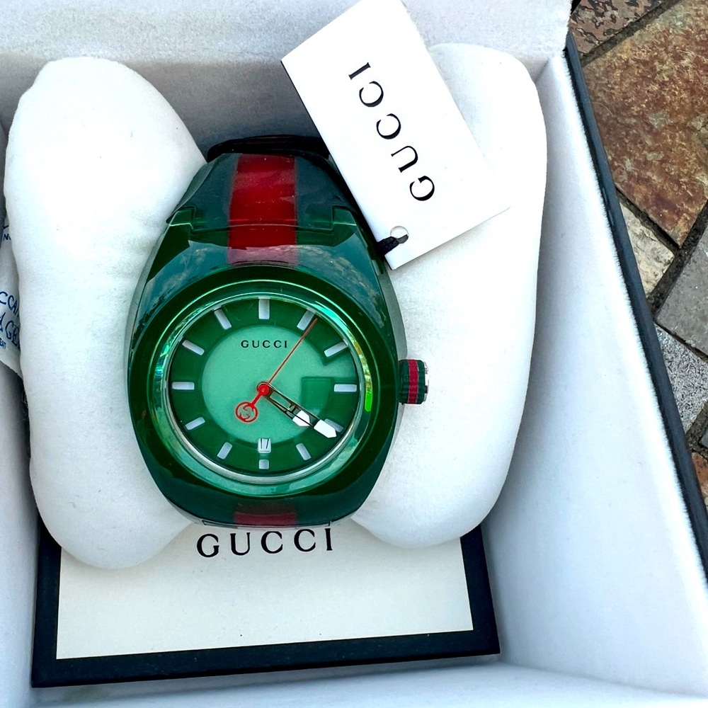 Used Gucci Sync watch. Green. Rubber. Good condition.